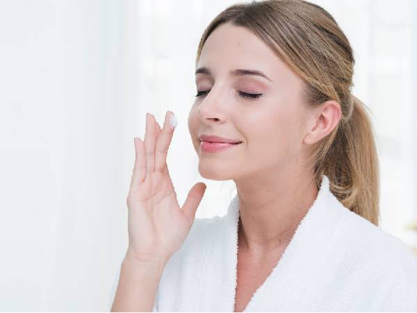 3. ड्राई स्किन को करें मॉइस्चराइज 