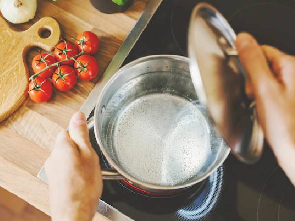 5. गर्म पानी से बर्तन धोना