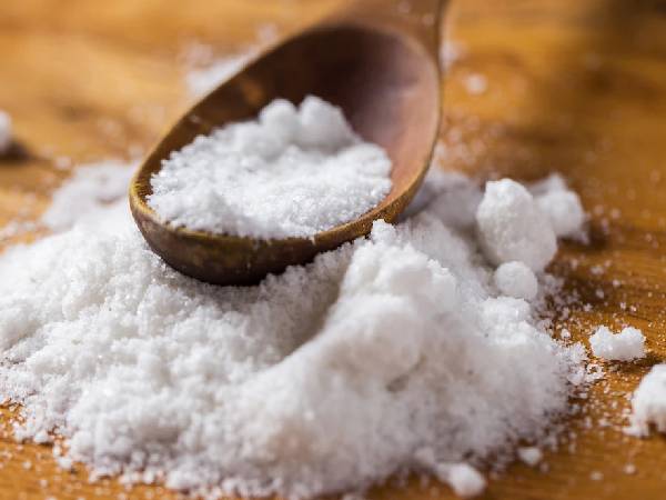 3. बर्तन धोने के लिए नमक का करें यूज