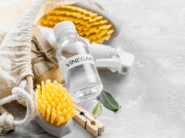 2. बर्तन साफ करने के लिए सफेद सिरके का करें यूज