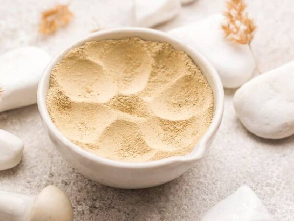 6. मुल्तानी मिट्टी और चंदन: 