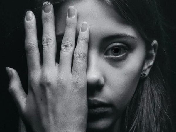 धंसी हुई आखें का कारण 