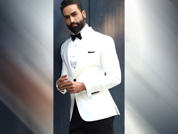 सफेद टक्सीडो सूट