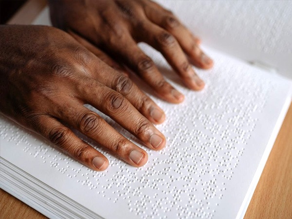 लुई ब्रेल ने 6 डॉट्स आधारित एक कोड को डेवलप किया