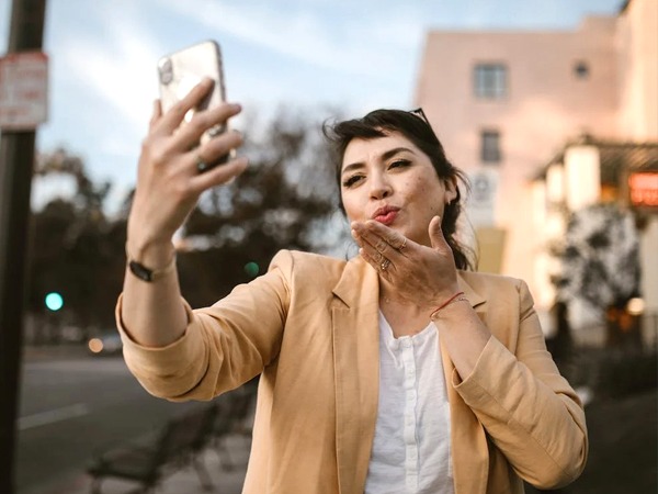 टेक्स्टिंग या सेक्सटिंग करें-