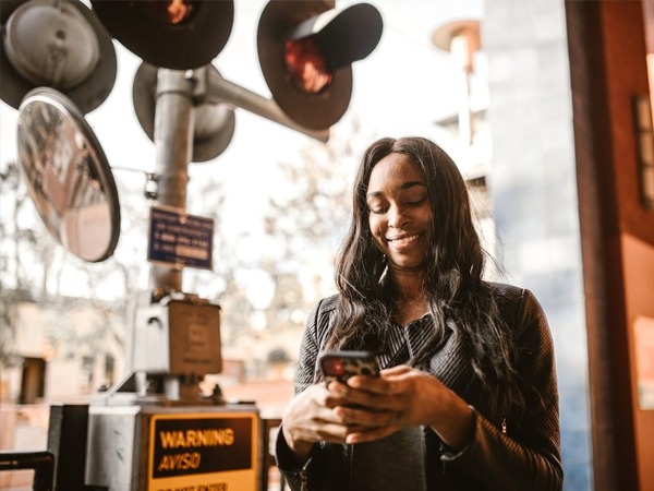 अपने दैनिक कामों के बारें मे बताते रहें