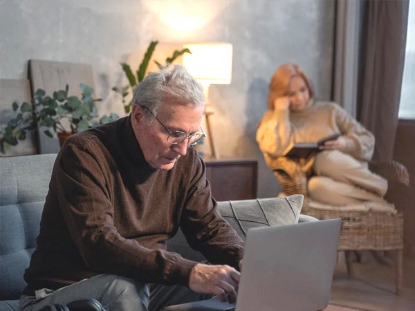 पार्टनर को देते हैं सोशल मीडिया से कम महत्व ?