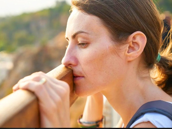 डेली रूटीन के कामों में उसकी मदद करें-