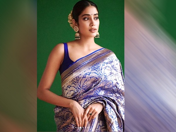 जाह्नवी कपूर का ब्लू बनारसी साड़ी लुक 