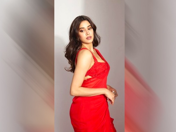 जाह्नवी कपूर का रेड हॉट साड़ी लुक 