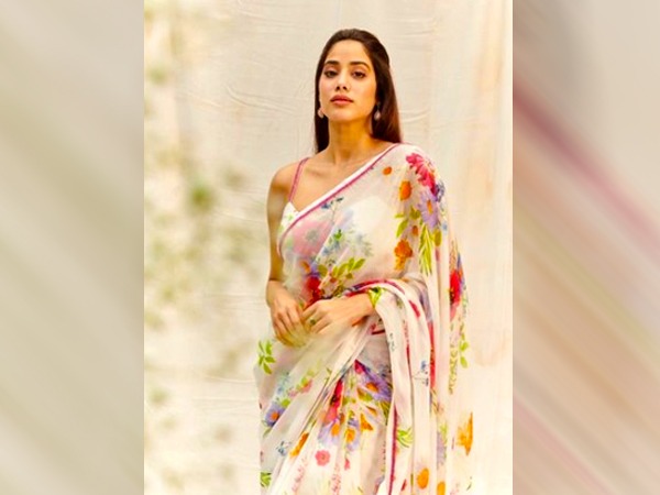फ्लोरल प्रिंट साड़ी में जान्हवी कपूर का गॉर्जियस लुक