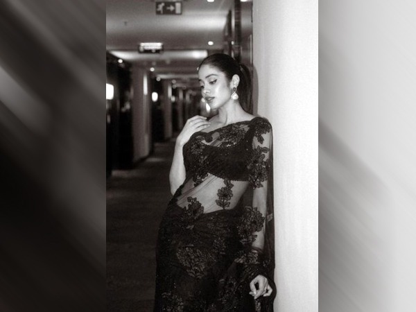जान्हवी कपूर का 'ब्लैक ब्यूटी' साड़ी लुक 