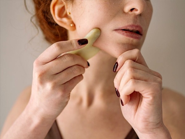 गले की मालिश 