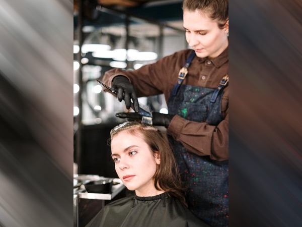 बालों को कलर करने के लिए मेथी के पत्तों का यूज 