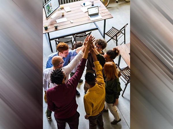 दोस्तों के सामने कभी ना करें अपने पार्टनर की बुराई 