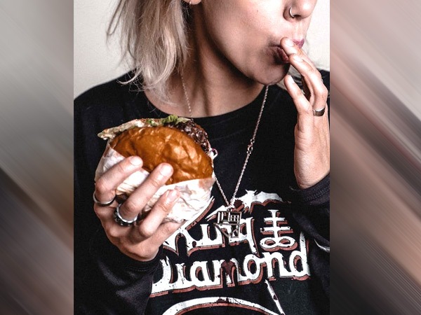 ओवरईटिंग करने से रोकता है