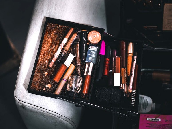 मेकअप किट को पहले ही रखें