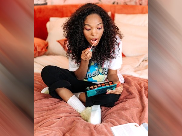 दोनों होठों को लिक्विड लिपस्टिक लगाकर रगड़े नहीं दोनों होठों को लिक्विड लिपस्टिक लगाकर रगड़े नहीं