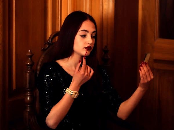 लिक्विड लिपस्टिक की कई लेयर ना लगाएं- लिक्विड लिपस्टिक की कई लेयर ना लगाएं-