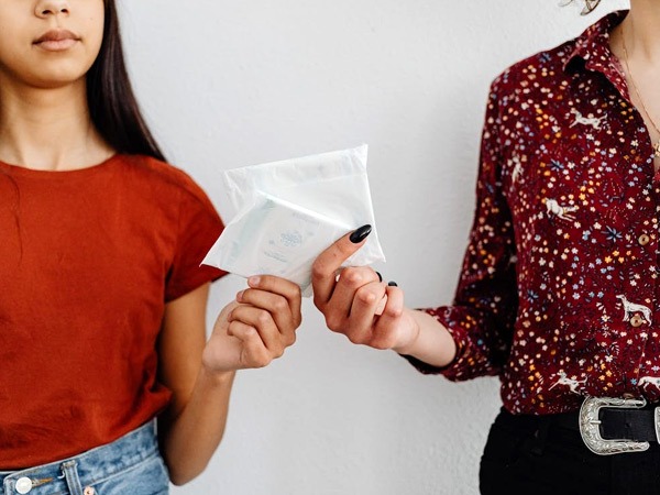 पीरियड के दौरान हर 3 से 6 घंटे के बीच पैड चेंज करें