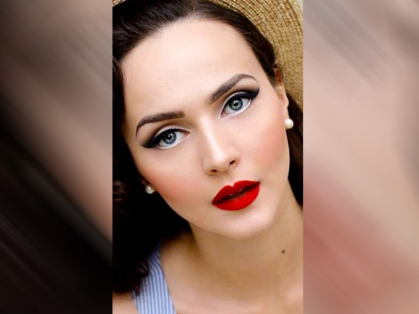 Retro Makeup Look : बोल्ड रेड लिप्स 