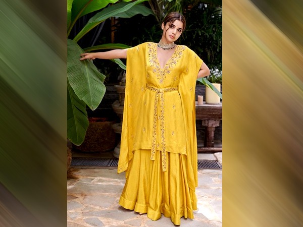 Fashion Tips: फ्लोरल एम्ब्रॉएडर्ड येलो काफ्तान स्टाइल कुर्ता