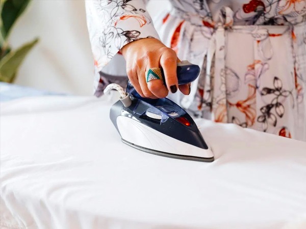 Fashion Tips: कपड़ों को सिकुड़न से इन तरीकों से बचाएं 