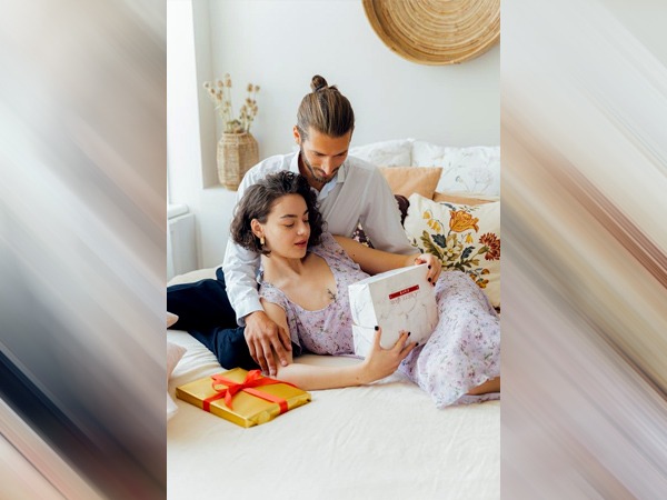 Relationship Tips: बॉडी लेंग्वेज से करें अपने दिल की बात 