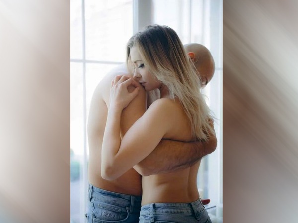 Relationship Tips: पार्टनर के साथ ऐसा करके कमरे का तापमान बढ़ाएं