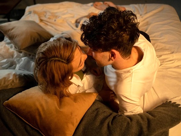 Emotional Intimacy: अपनी रुटीन लाइफ चेंज करें