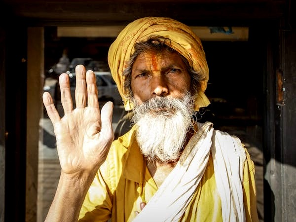 साधु सन्यासियों के सफेद रंग के कपड़े पहनने के पीछे का विज्ञान 