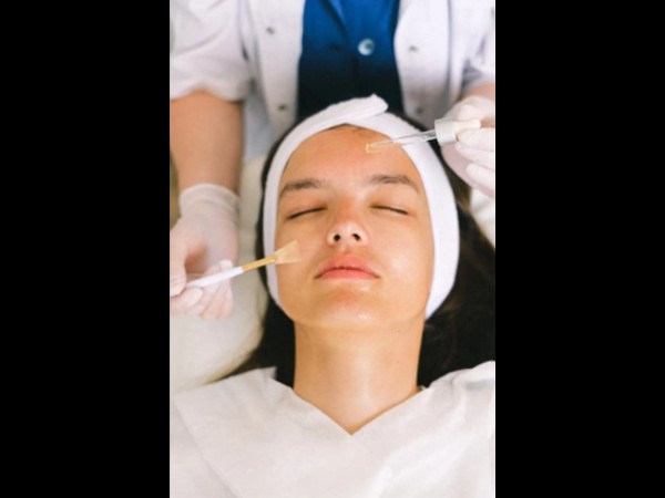 3. फेस सीरम है बेहद जरूरी