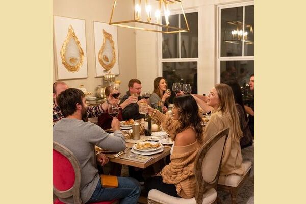 प्यार में मिले रिजेक्शन का दर्द इन तरीकों से भुलाएं- परिवार और दोस्तों के साथ वक्त बिताएं