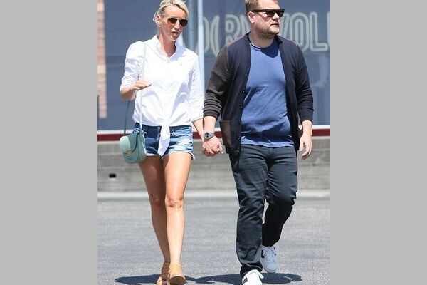 First Date: टीशर्ट के ऊपर चेक शर्ट पहनें First Date: टीशर्ट के ऊपर चेक शर्ट पहनें