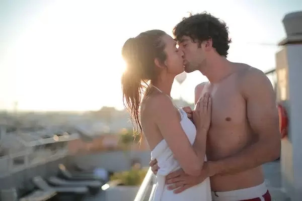 Love And Intimacy: पार्टनर को पानी से भिगो देना