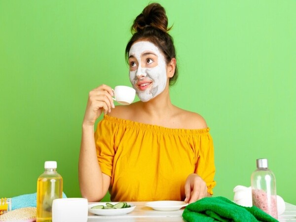 2. मुल्तानी मिट्टी और टी ट्री ऑयल का फेस मास्क