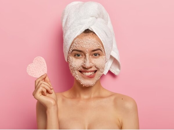 4. ब्लैकहेड्स के लिए टी ट्री ऑयल फेशियल स्क्रब