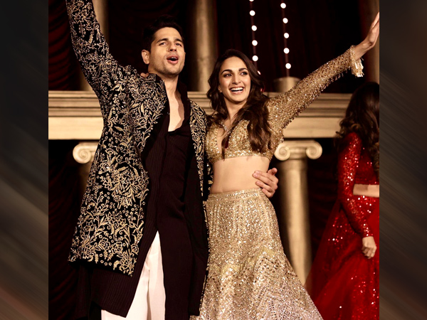 वेवी बाल से रोमांटिक लुक