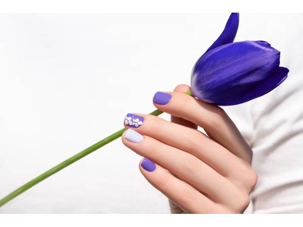 अच्छे मॉइश्चराइजर और डर्क शेड नेल पॉलिश