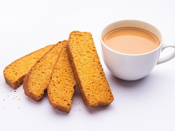 side effects of eating rusk with tea in hindi