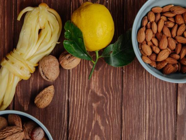 3. बादाम का तेल और नींबू का रस 