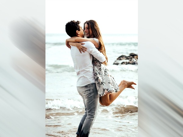 Relationship Tips: फिजिकल इंटिमेसी के बाद पार्टनर के साथ हंसी मजाक करें-