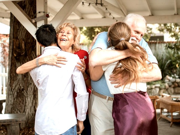 Relationship Tips: पहली बार एक दूसरे के पेरेंट्स से मिलना-