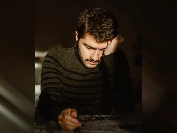 Relationship Tips: दुख में भी मुस्कुराते हैं