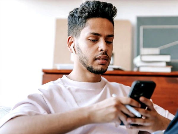 Relationship Tips: सोशल मीडिया पर करते हैं आपकी जासूसी 