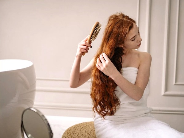 Male-Female Attraction: आप जब अपने बालों को संवारती हैं 