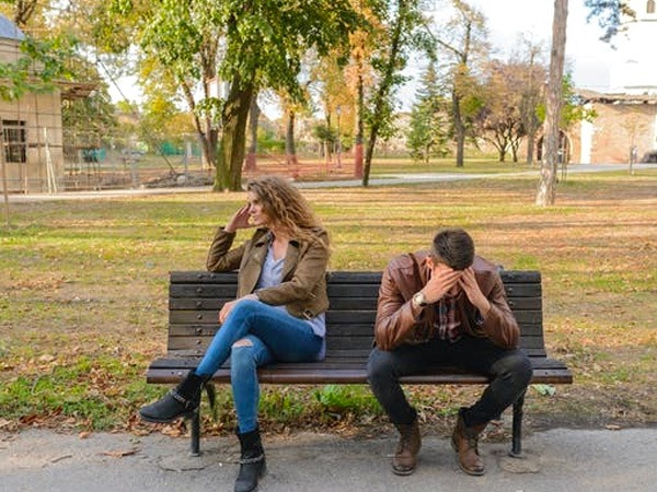 Relationship Tips: चुप रहने में भलाई ? 