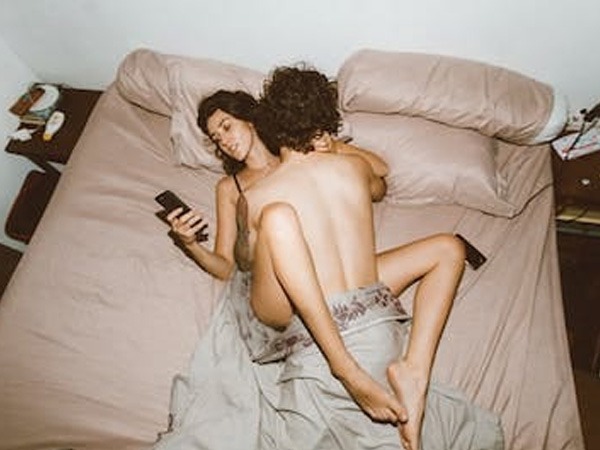 Relationship Advice: पार्टनर के सामने शर्म का पर्दा हटा दें