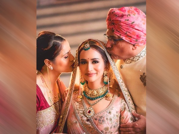 Marriage Tips: फैमली से वीडियो कॉल पर बात करें