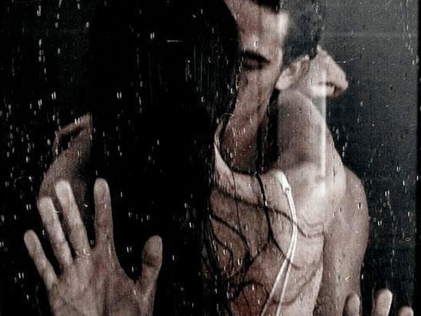 Relationship Tips: फिजिकल रिलेशन में स्पार्क जगाने के टिप्स 